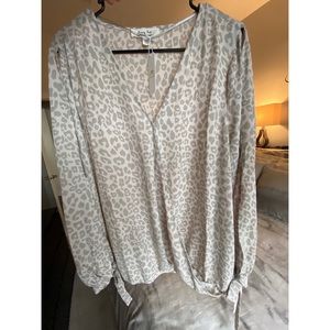 White and gray leopard print top